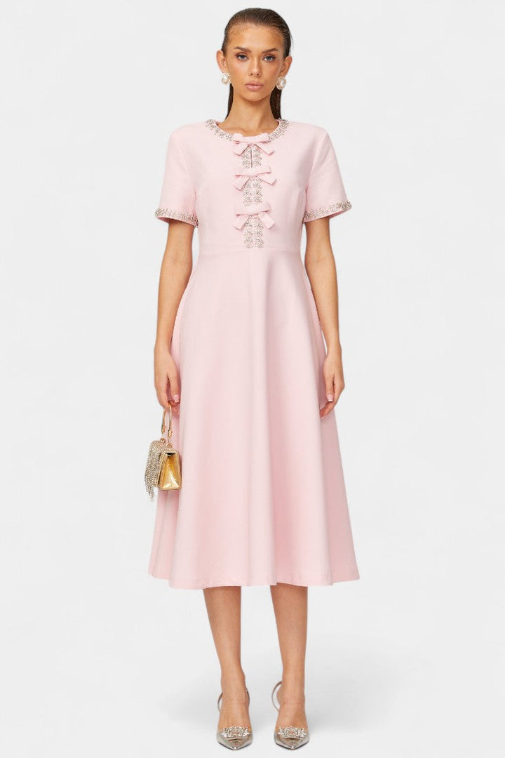 Linda | Vestido Midi Acampanado con Lazo de Cristal