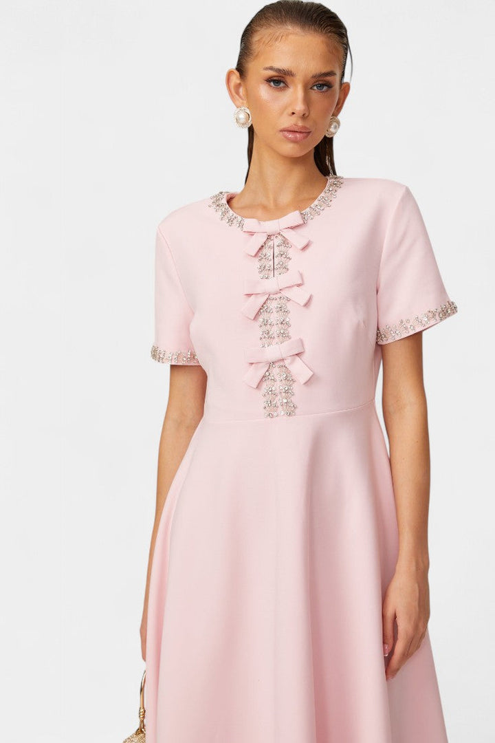 Linda | Vestido Midi Acampanado con Lazo de Cristal