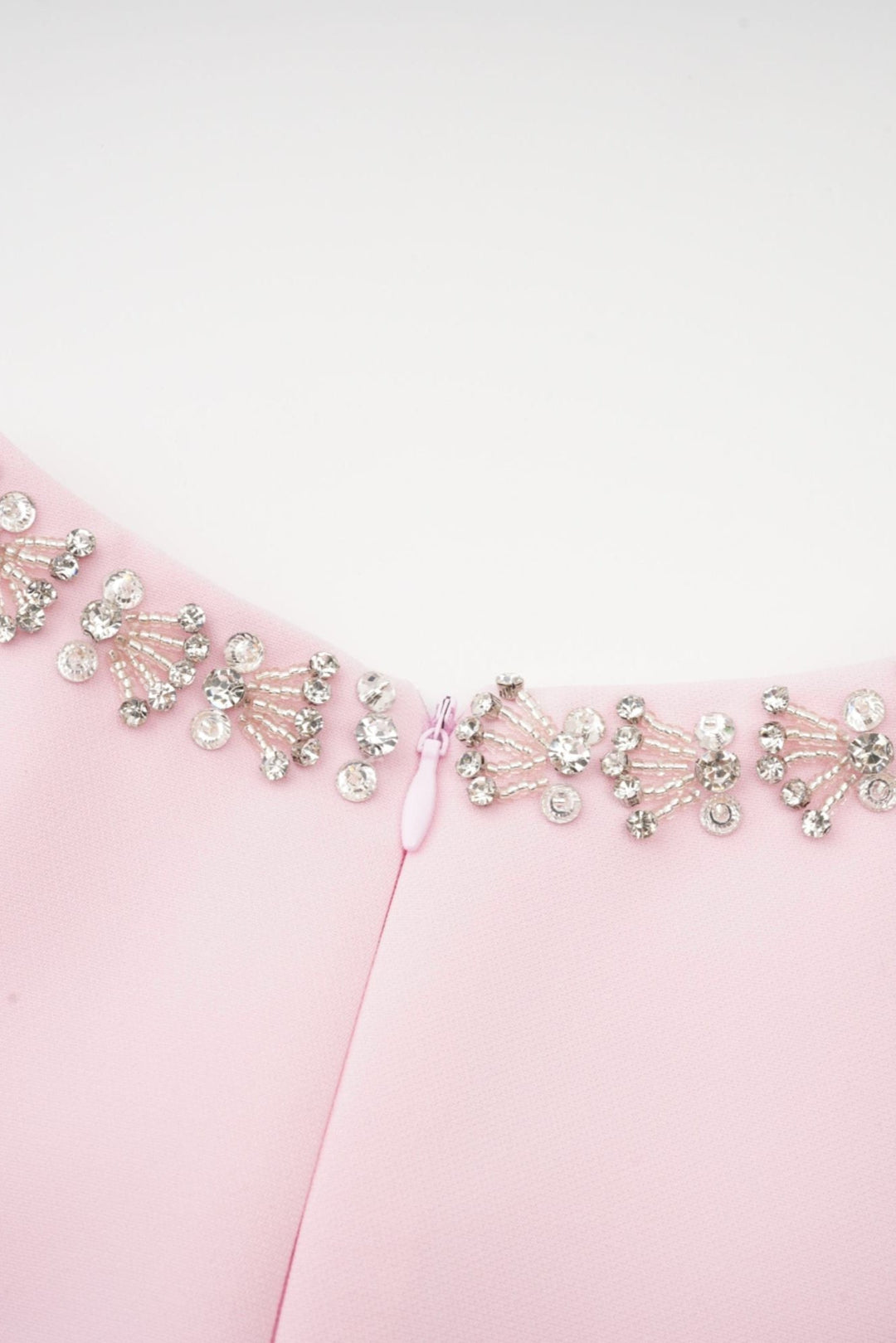 Linda | Vestido Midi Acampanado con Lazo de Cristal