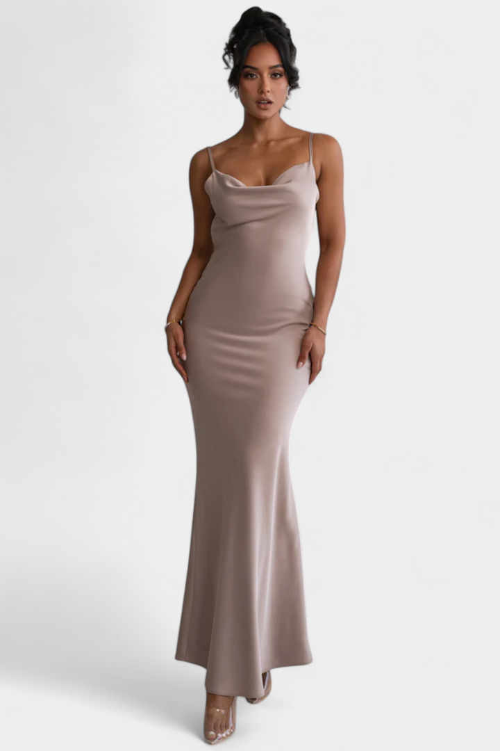 Mercedes | Vestido de Novia con Detalle de Flores y Cuello Drapeado