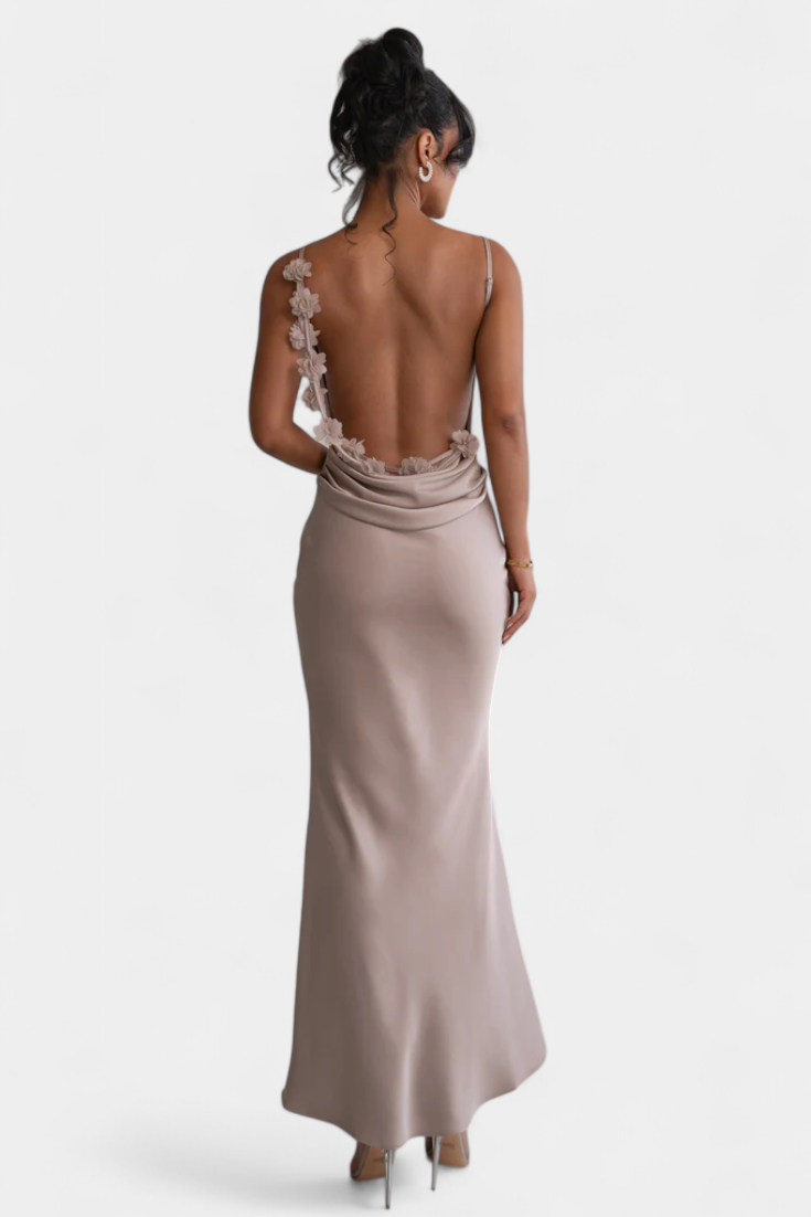 Mercedes | Vestido de Novia con Detalle de Flores y Cuello Drapeado