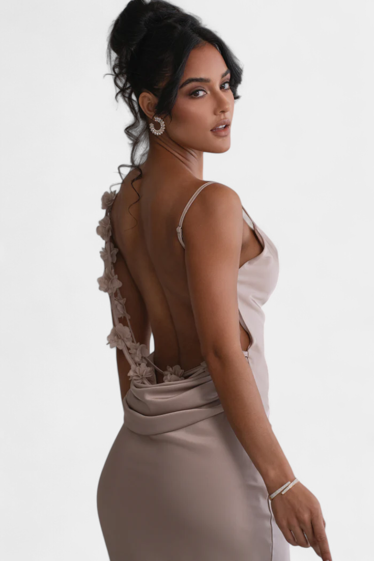 Mercedes | Vestido de Novia con Detalle de Flores y Cuello Drapeado