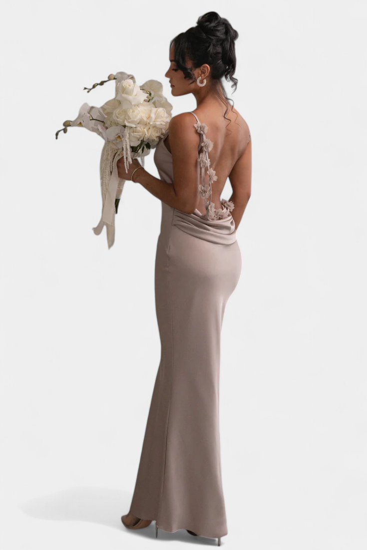 Mercedes | Vestido de Novia con Detalle de Flores y Cuello Drapeado