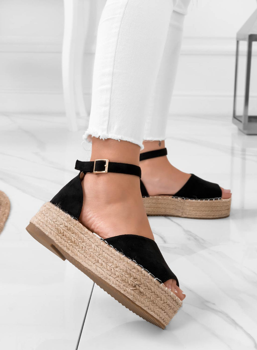 Licia - Espadrilles Negras Escamosas con Plataforma y Cinturino