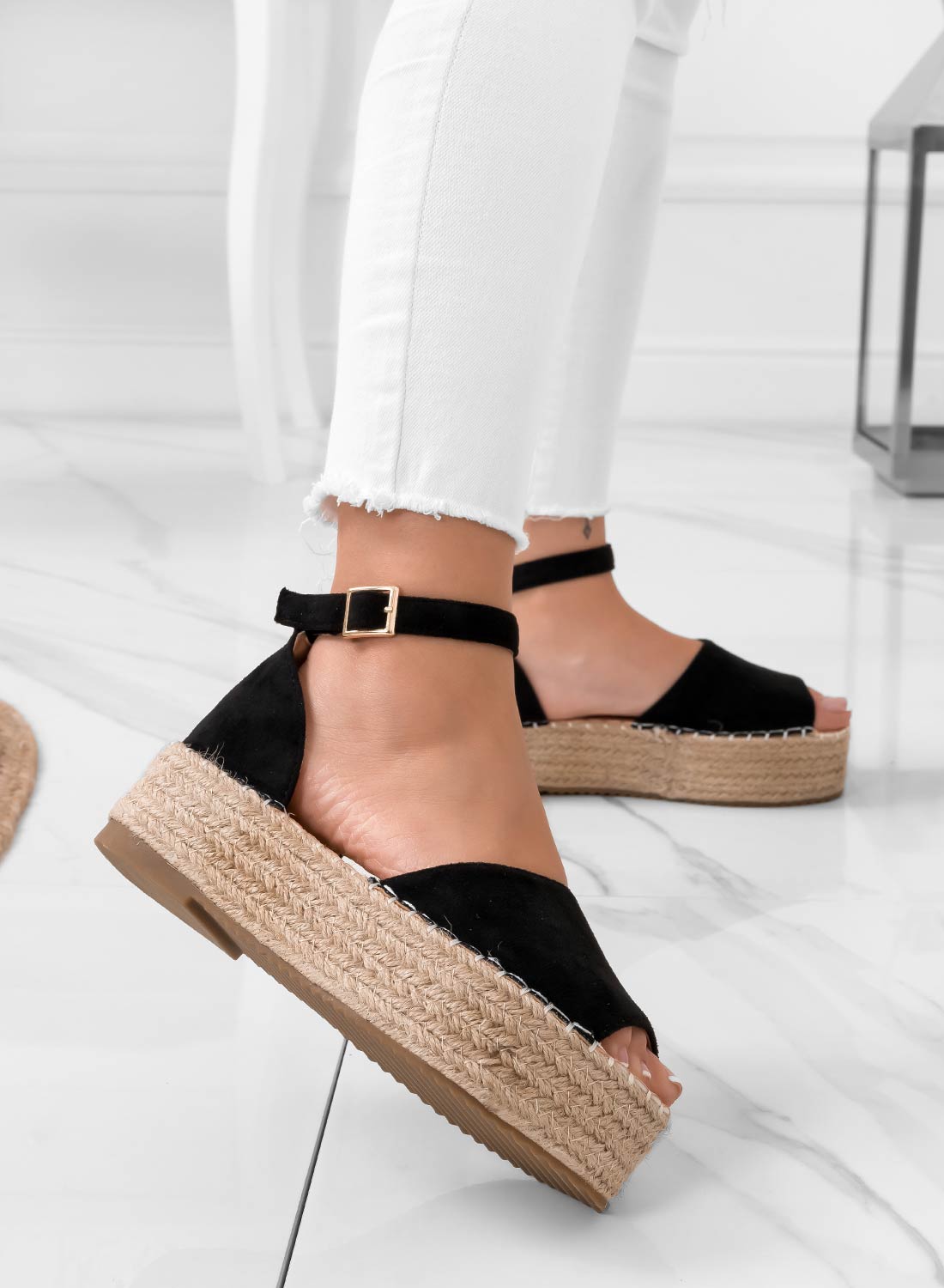 Licia - Espadrilles Negras Escamosas con Plataforma y Cinturino