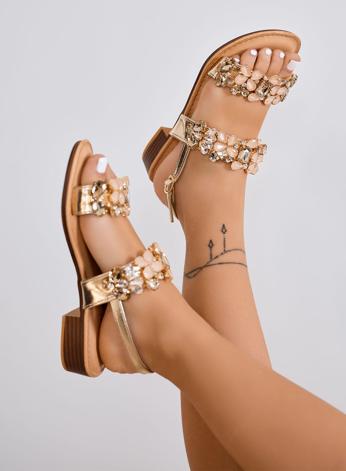 Diamonde - Sandalias Oro Bajas con Piedras Joyas y Cinturino
