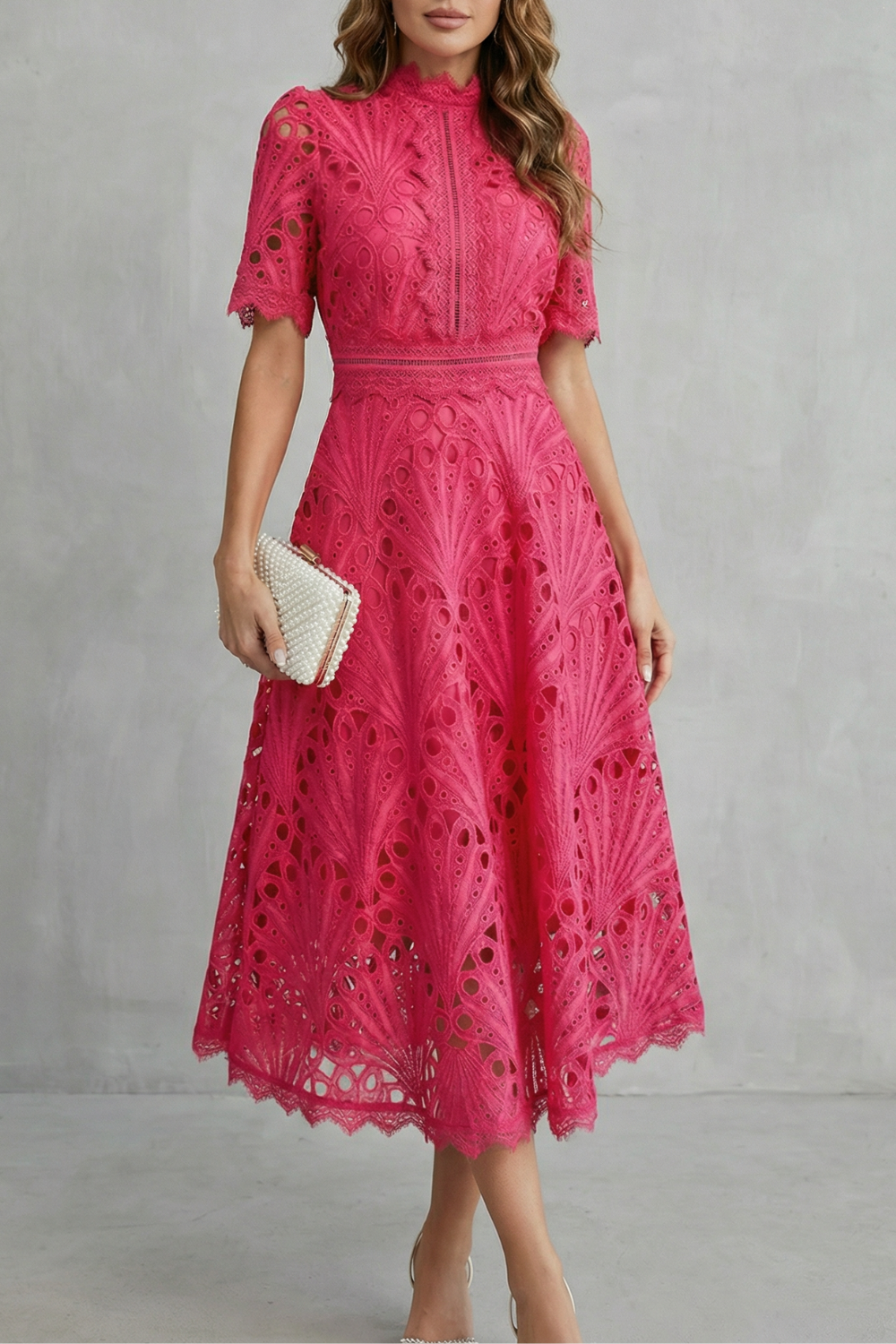 Charlisse | Vestido midi de cuello alto en encaje – Refinamiento ornamental