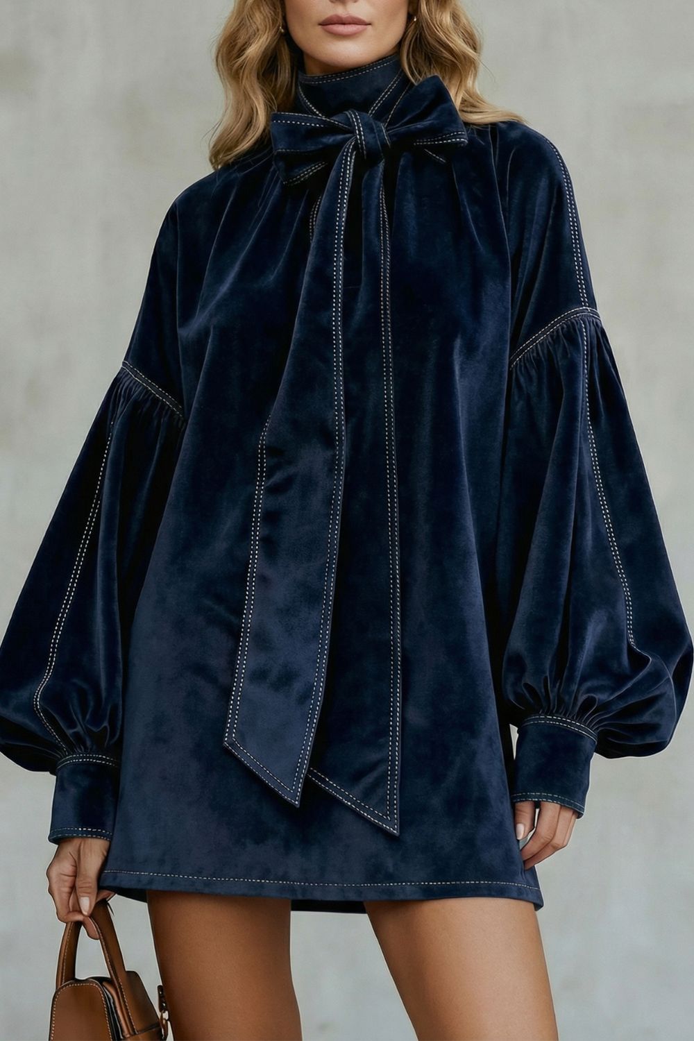 Velourine | Elegancia con escote de lazo – Minivestido