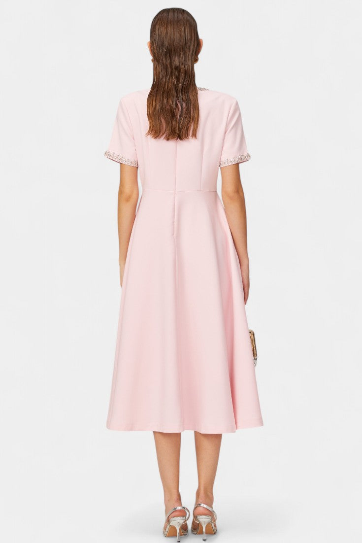 Linda | Vestido Midi Acampanado con Lazo de Cristal