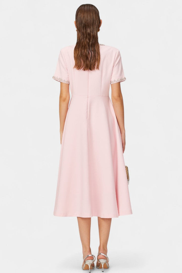 Linda | Vestido Midi Acampanado con Lazo de Cristal
