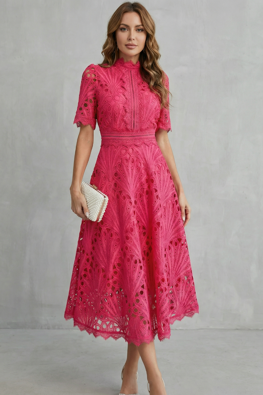 Charlisse | Vestido midi de cuello alto en encaje – Refinamiento ornamental
