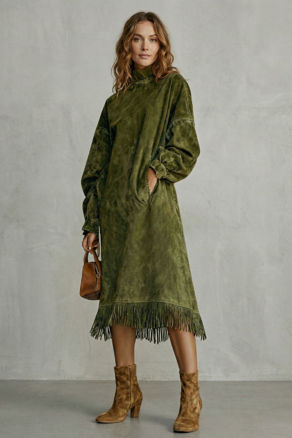 Valdrina | Detalle de flecos efecto ante – Vestido midi de cuello alto