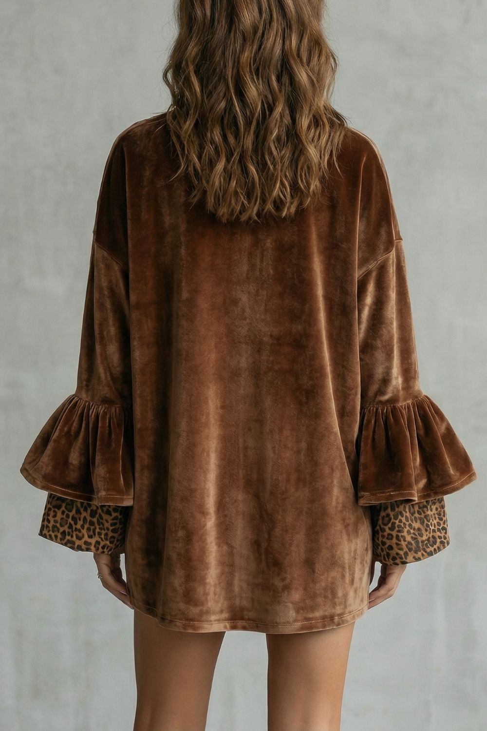 Velanique | Detalle de mangas escalonadas – Minivestido de terciopelo