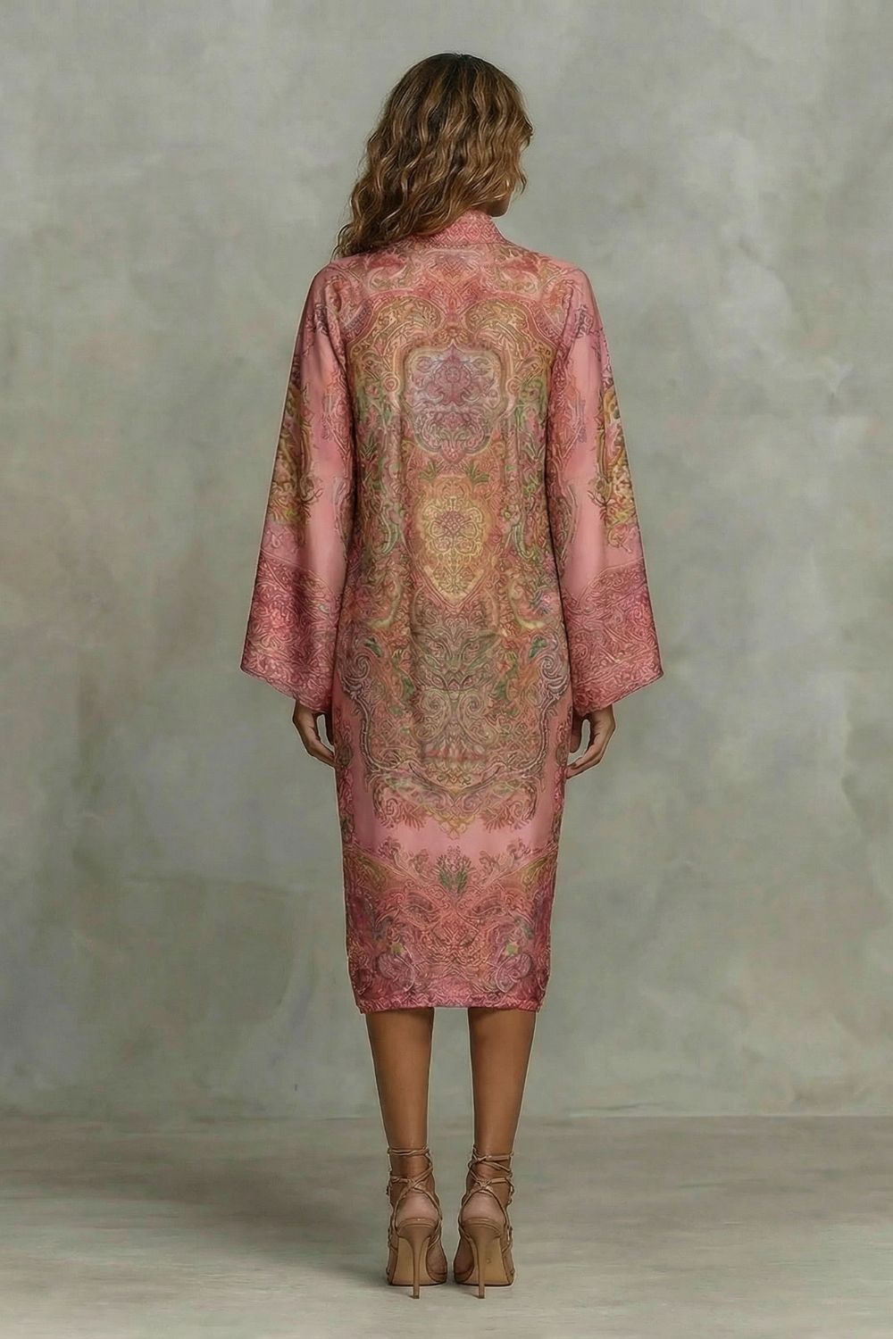 Marélienne | Motivo floral barroco – Vestido midi tipo kimono