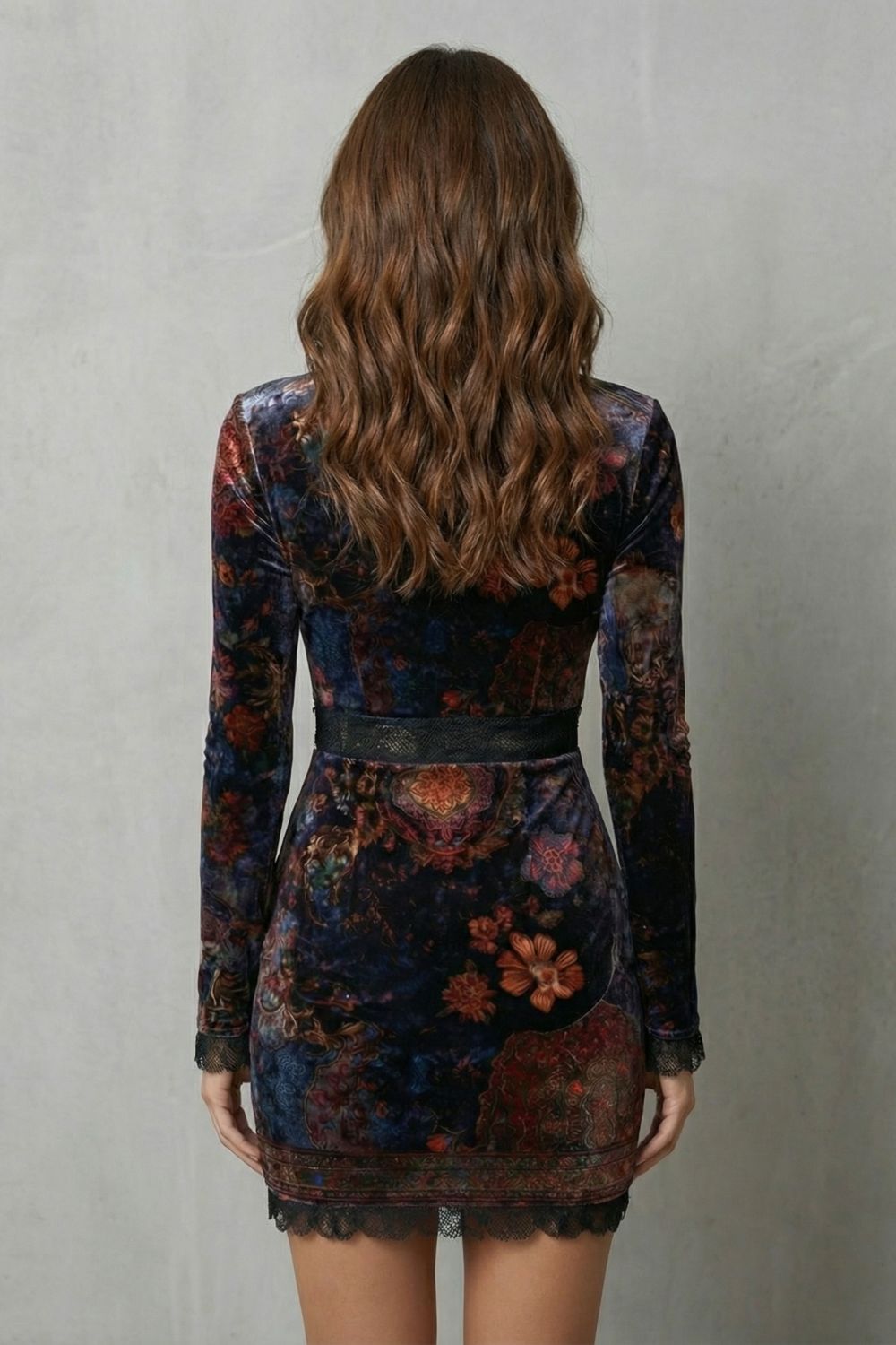 Solenza | Escote profundo con encaje barroco – Minivestido de terciopelo