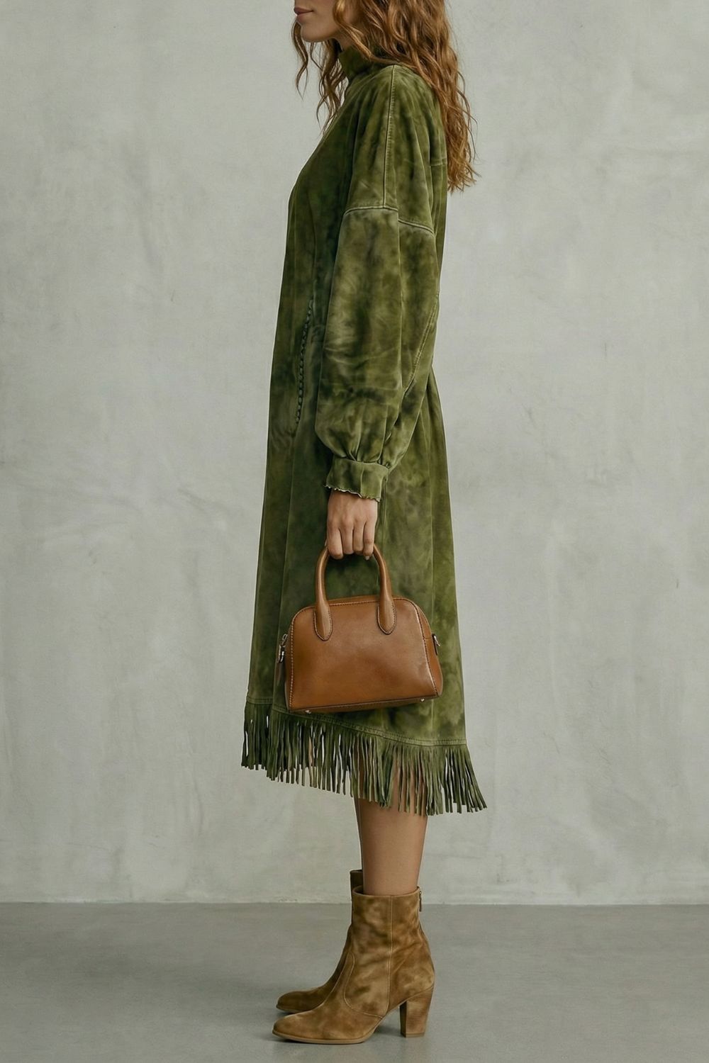 Valdrina | Detalle de flecos efecto ante – Vestido midi de cuello alto