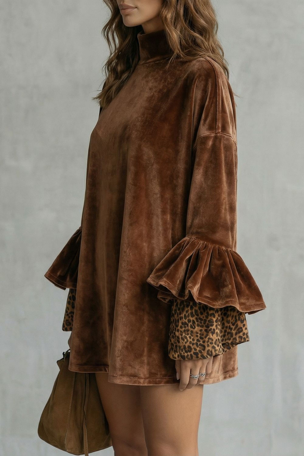 Velanique | Detalle de mangas escalonadas – Minivestido de terciopelo