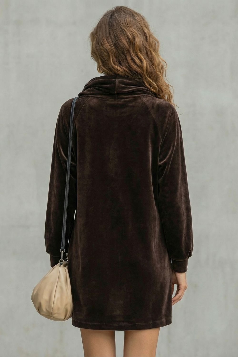 Moréna | Comodidad con drapeado de terciopelo – Minivestido de cuello drapeado