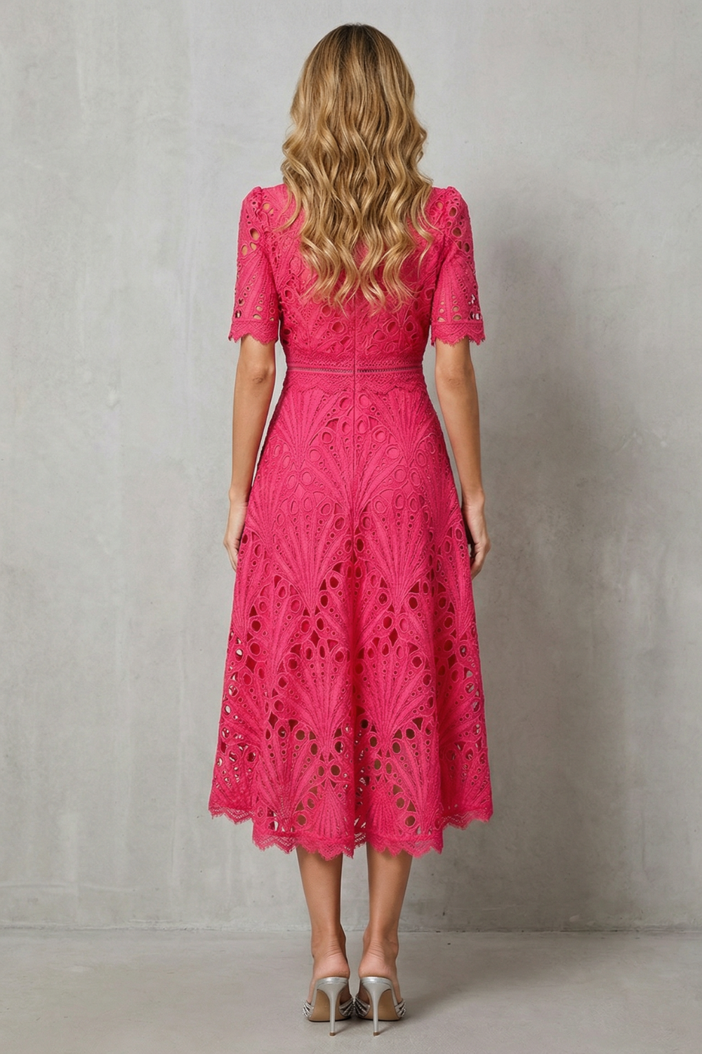 Charlisse | Vestido midi de cuello alto en encaje – Refinamiento ornamental