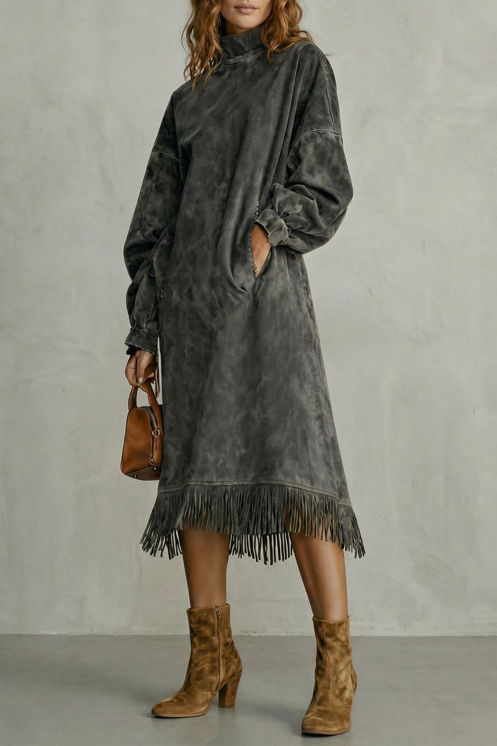 Valdrina | Detalle de flecos efecto ante – Vestido midi de cuello alto