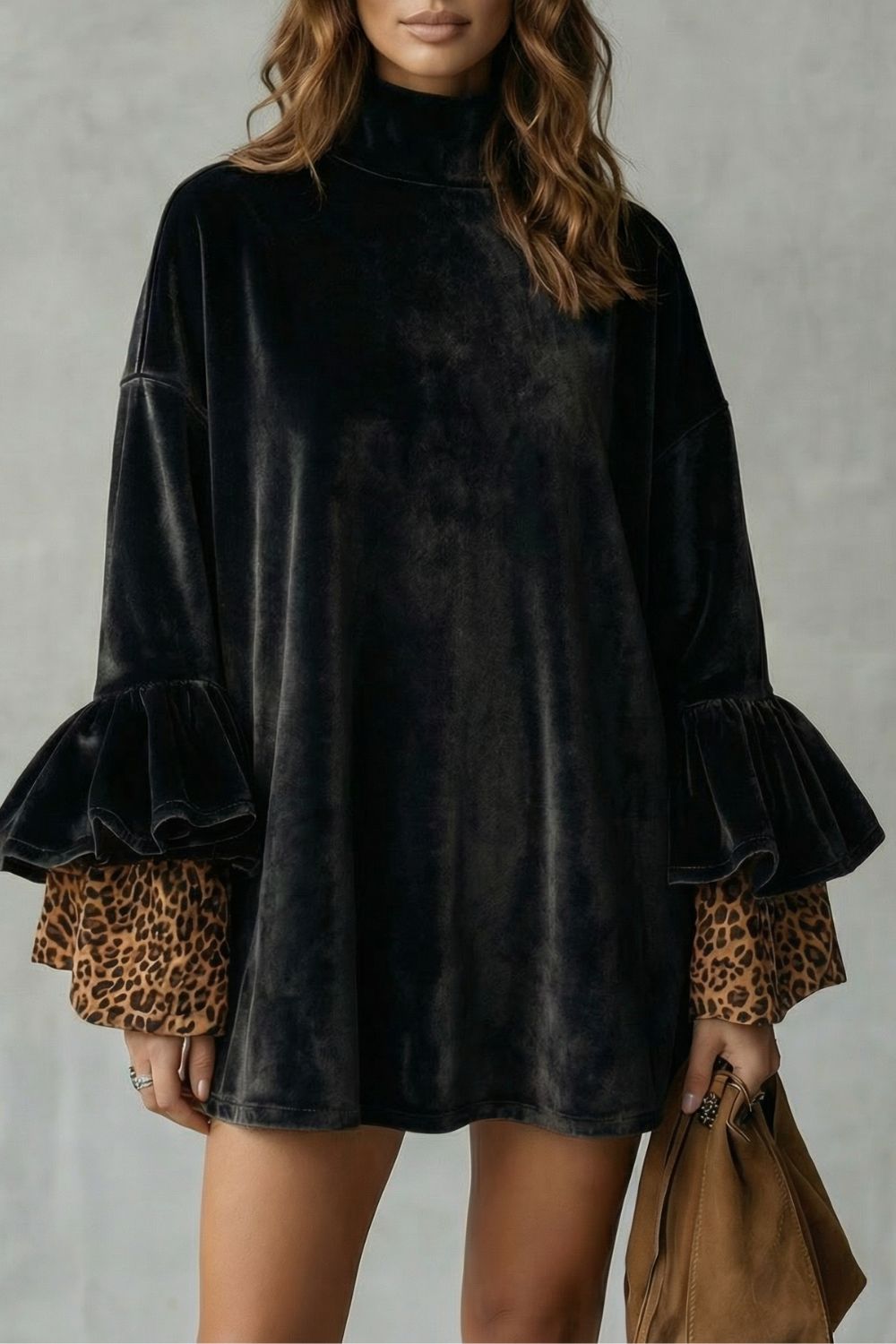 Velanique | Detalle de mangas escalonadas – Minivestido de terciopelo