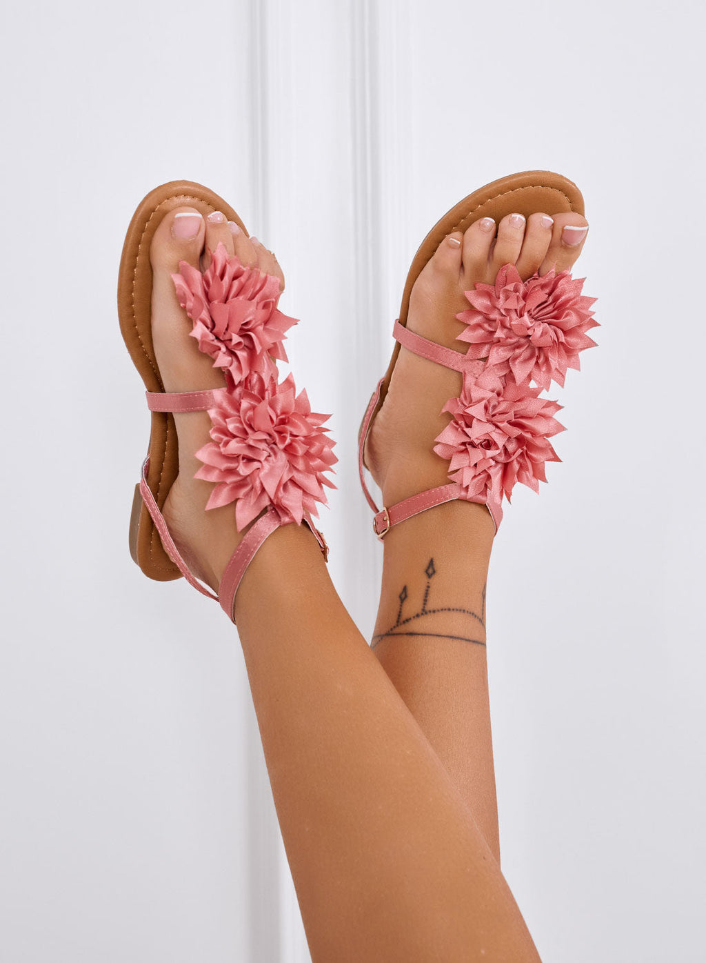 Connie - Sandalias Infradito Rosa en Raso con Flor