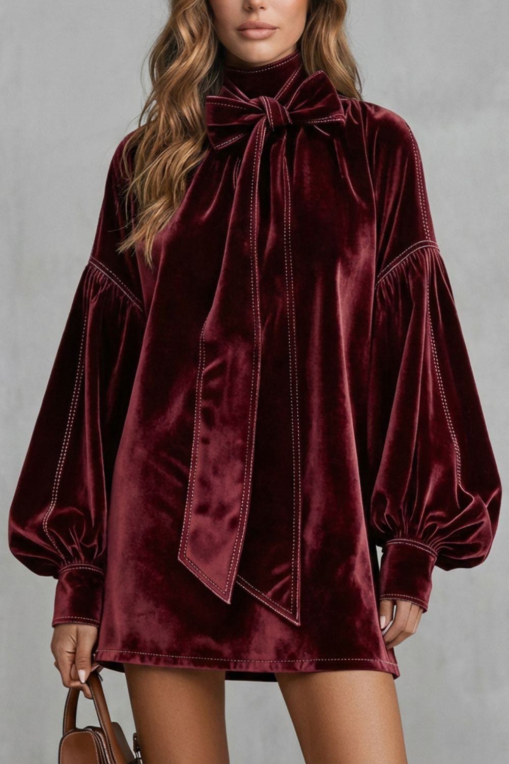 Velourine | Elegancia con escote de lazo – Minivestido