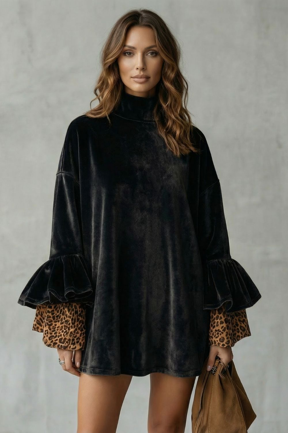 Velanique | Detalle de mangas escalonadas – Minivestido de terciopelo