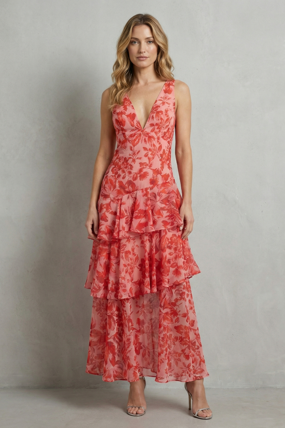 Virella | Vestido largo de gasa con capas – Flores carmesí en movimiento