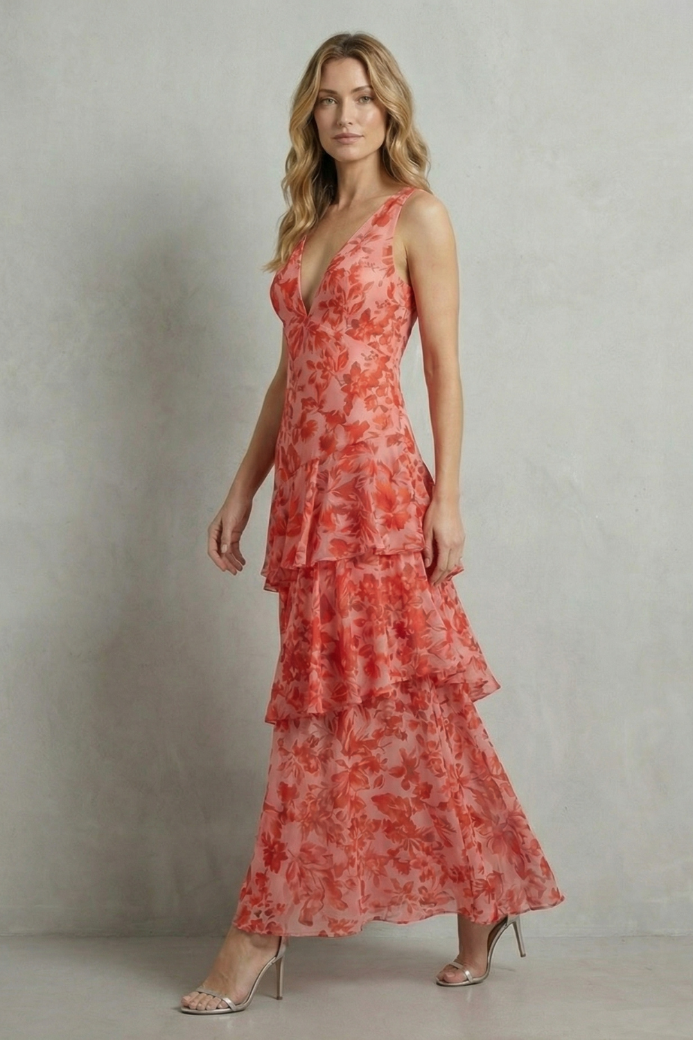 Virella | Vestido largo de gasa con capas – Flores carmesí en movimiento