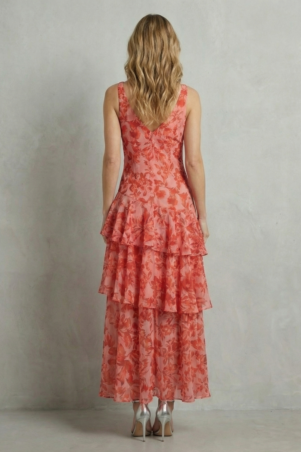 Virella | Vestido largo de gasa con capas – Flores carmesí en movimiento