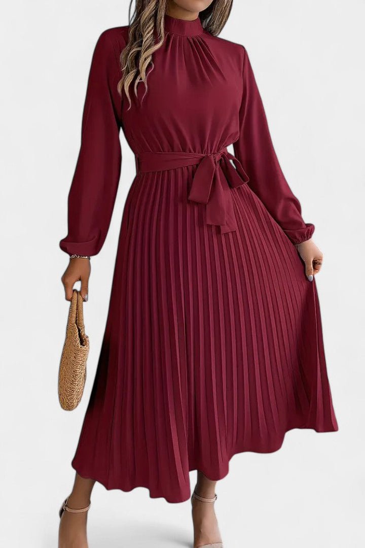 Theresa | Vestido con Cuello Alto y Cinturón Plisado