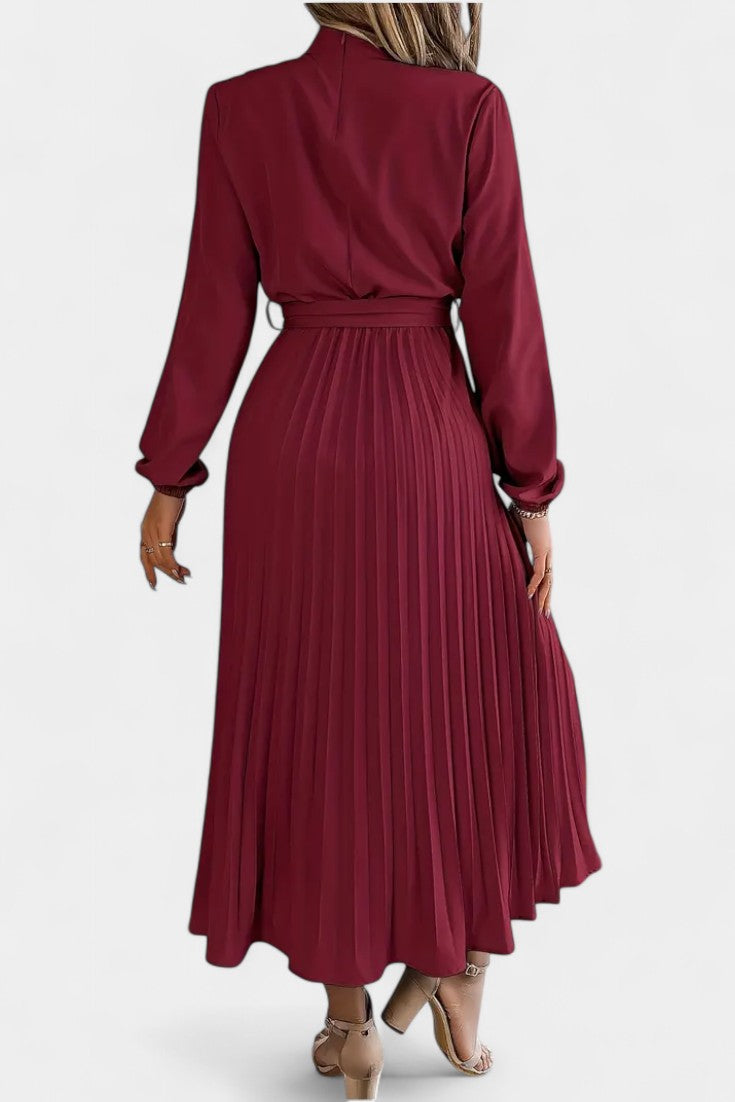 Theresa | Vestido con Cuello Alto y Cinturón Plisado