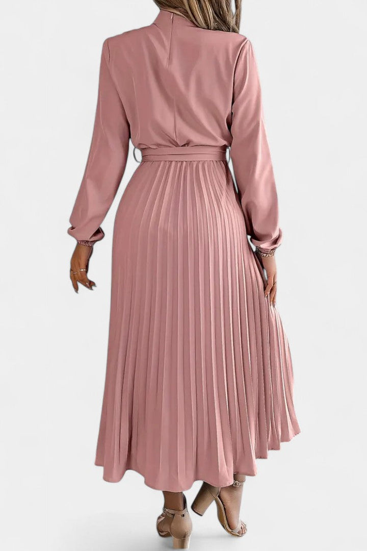 Theresa | Vestido con Cuello Alto y Cinturón Plisado