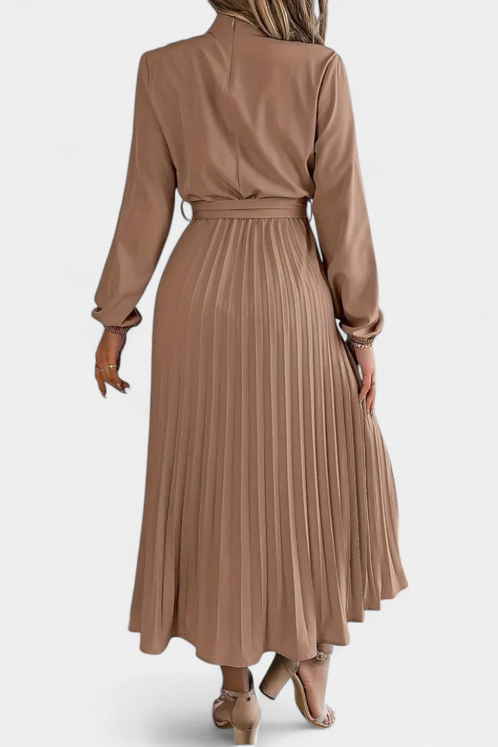 Theresa | Vestido con Cuello Alto y Cinturón Plisado