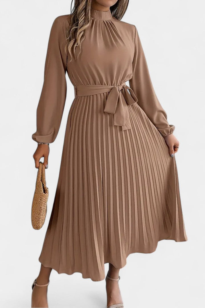 Theresa | Vestido con Cuello Alto y Cinturón Plisado