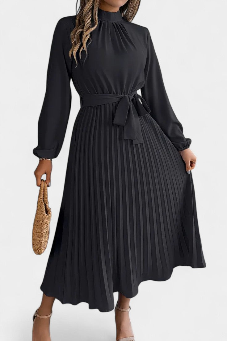 Theresa | Vestido con Cuello Alto y Cinturón Plisado